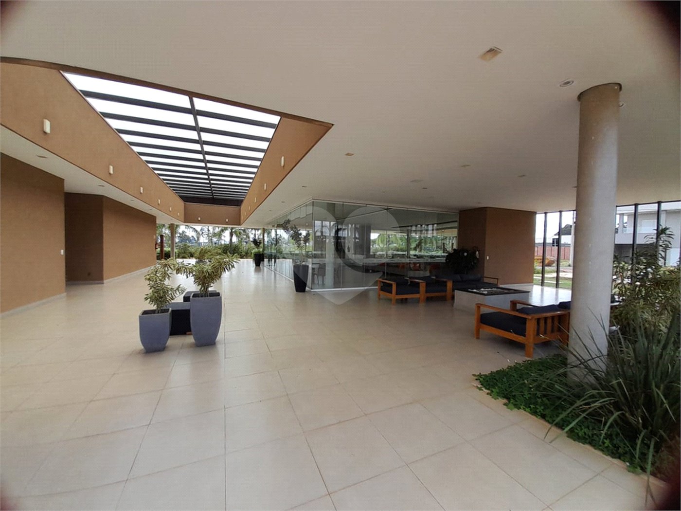 Belíssima Casa à Venda no Condomínio Damha IV