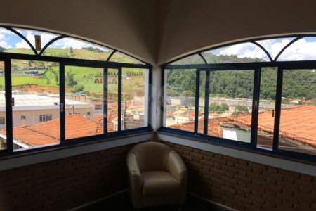 Casa à venda com 4 quartos, sendo 1 suíte, no Centro, Piracaia, SP