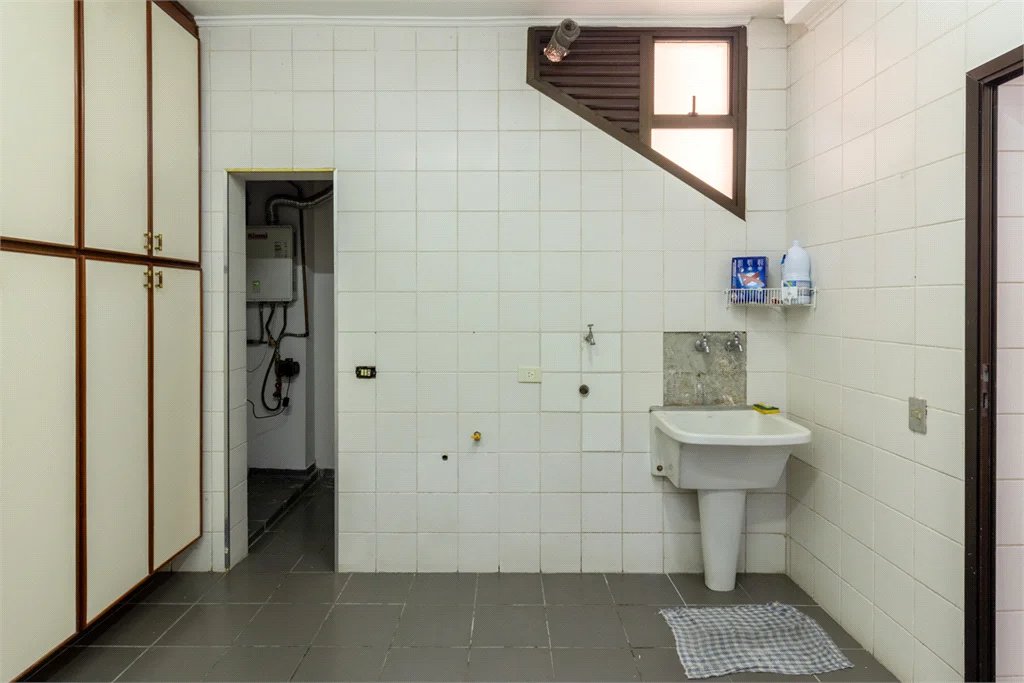 Casa à venda com 4 quartos, sendo 3 suítes,  no condomínio Vila das Flores, São Paulo - SP
