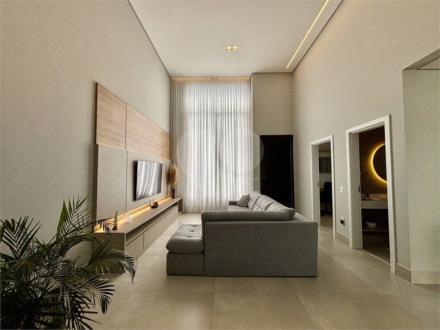 Indaiatuba - Sp - Condominio Maria Candida - R$ 2.250.000,00 - 3 suítes, sendo 1 master com closet e banheiro com duas cubas e dois chuveiros - Escritório - Piscina em Alvenaria aquecida e Hidro com Iluminação - Ar Condicionado instalado em todos os quartos, escritorio, sala e area gourmet