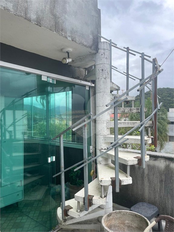 Sobrado à venda com 2 quartos, sendo 1 suíte, em Estância Balneária Hawai, Caraguatatuba, SP