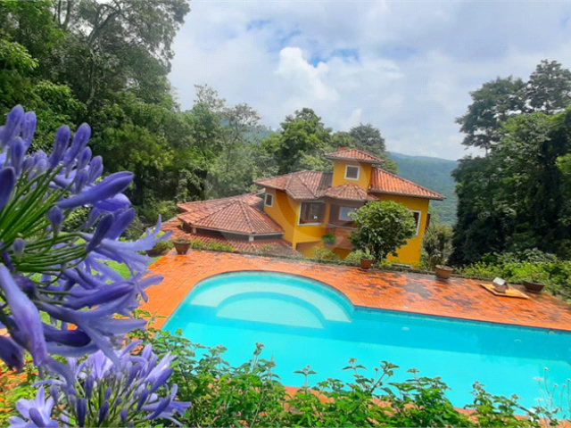 Casa à venda com 5 quartos, sendo 4 suítes,  no condomínio Alpes da Cantareira, Mairiporã - SP