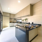 Indaiatuba - Condomínio Milano - Sobrado - 350 m² de terreno - 240 m² de área construída - 4 vagas de garagem, sendo 2 cobertas - Salas de estar e jantar integradas - 3 suítes com closet e varanda no pavimento superior - Escritório no térreo - Espaço gourmet com churrasqueira - Banheiro externo