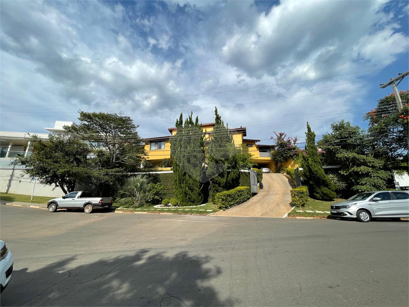 Casa à venda com 9 quartos, sendo 4 suítes, em Condomínio Flamboyant-b, Atibaia, SP