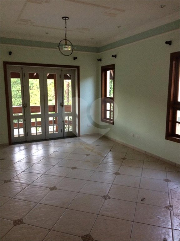 Casa à venda com 4 quartos, sendo 2 suítes, no condomínio Flamboyant, Atibaia - SP