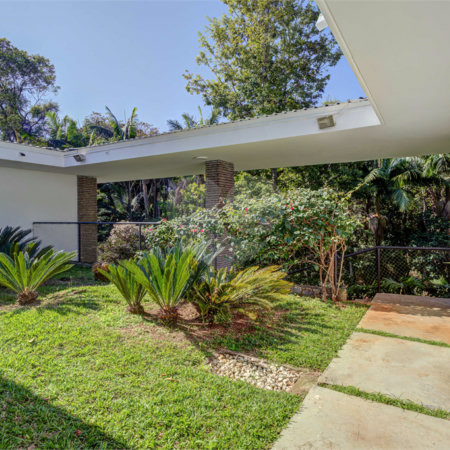 Casa para alugar com 5 quartos, sendo 3 suítes, no condomínio Chácara Flora, São Paulo - SP