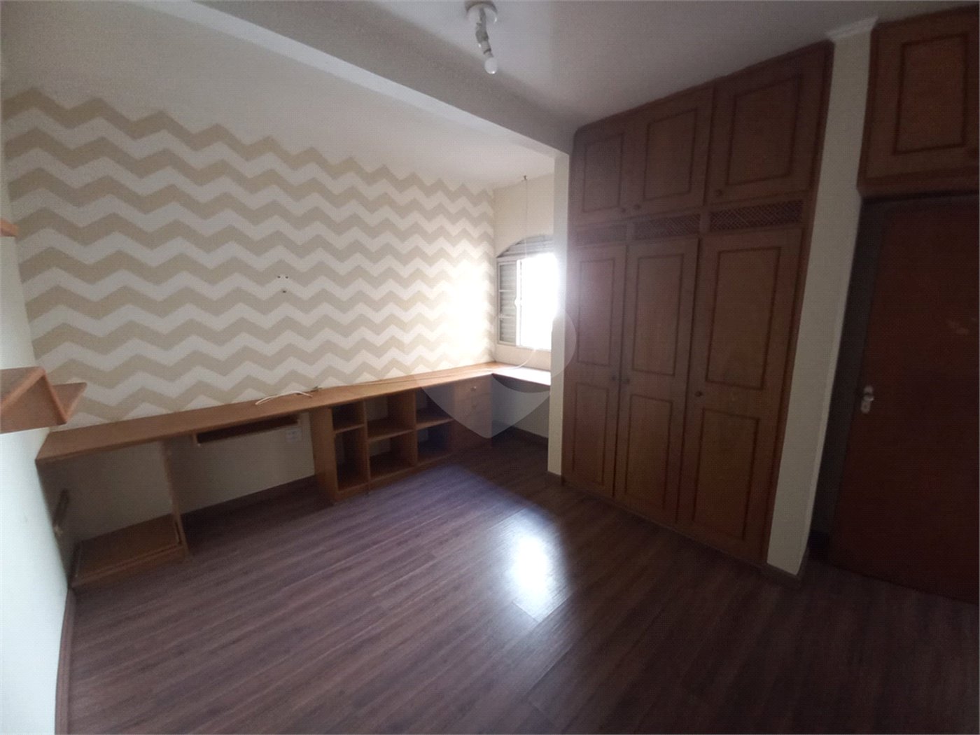 Casa térrea com 3 dormitórios, sendo 1 suíte.