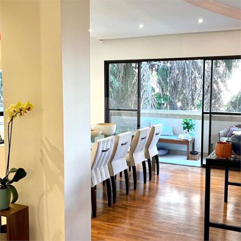 Apartamento na Vila Mariana de 200m2 com 4 dorms, 5 banheiros, 3 suítes, 4 vagas. Estuda permuta.