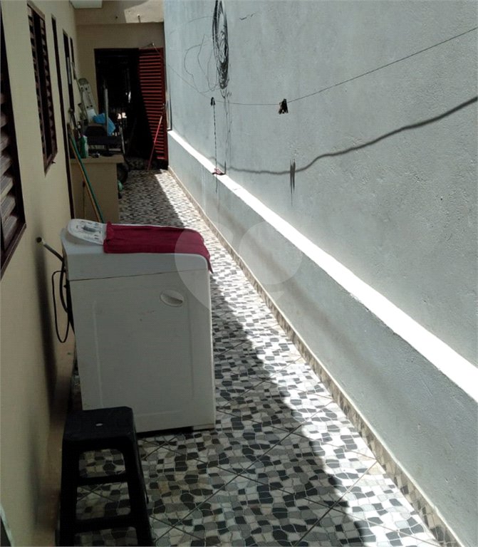Casa térrea com 2 dormitórios, sendo 1 suíte.