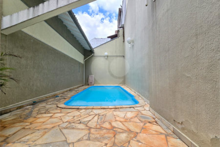 Casa à venda com 3 quartos, sendo 1 suíte, no condomínio Rafaela I, São Paulo - SP