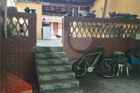 Sobrado à venda com 4 quartos, sendo 1 suíte,  em Furnas, São Paulo, SP
