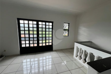 Sobrado à venda com 3 quartos, sendo 1 suíte, em Lopes de Oliveira, Sorocaba, SP