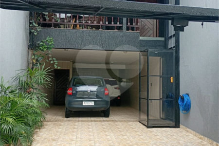 Sobrado à venda com 2 suítes em Parque Oratório, Santo André, SP