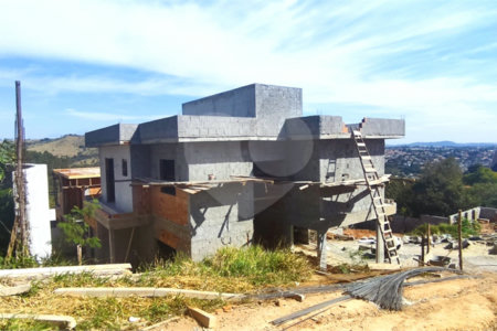 Casa à venda com 4 quartos, sendo 2 suítes, no condomínio Jaboticabeiras, Atibaia - SP