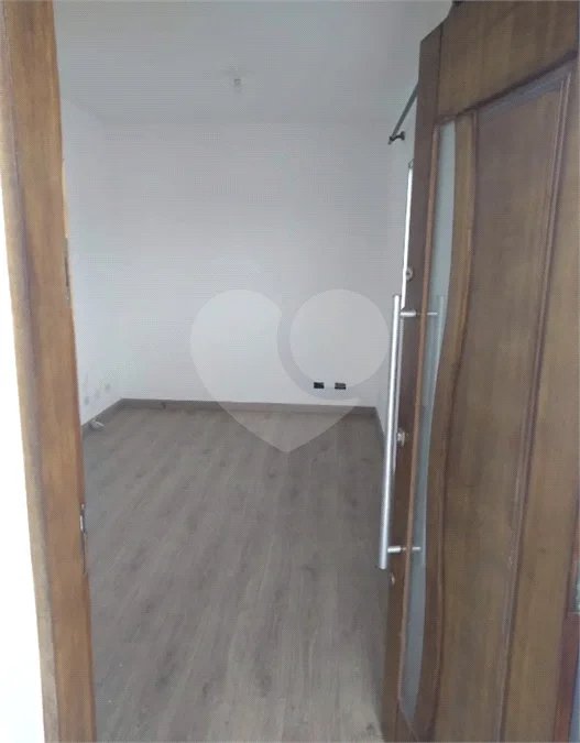 Sobrado à venda com 3 quartos em Jardim Estela Mari, Cotia, SP