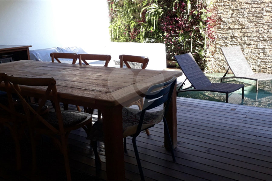 Casa à venda com 4 quartos, sendo 3 suítes, no condomínio Residencial Vila Esmeralda, São Sebastião - SP
