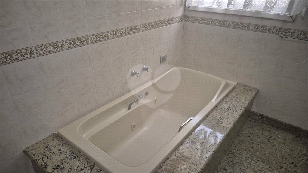 Casa à venda com 4 quartos, sendo 3 suítes,  no condomínio Chácara das Rosas, São Paulo - SP