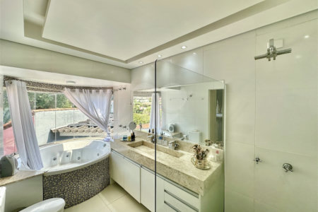 Casa à venda com 4 quartos, sendo 2 suítes,  no condomínio Granja Vianna II, Cotia - SP