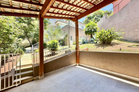 Casa à venda com 4 quartos, sendo 3 suítes, no condomínio Vilarejo, Carapicuíba - SP