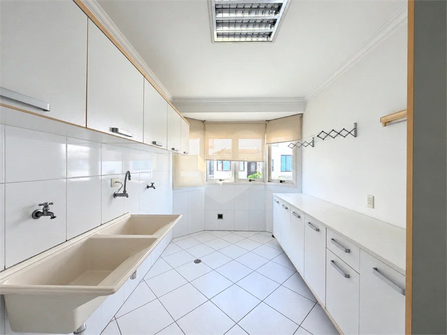 Casa à venda com 3 quartos, sendo 1 suíte, no condomínio Vila das Emboabas, São Paulo - SP