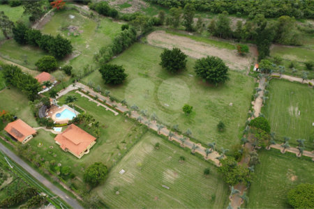 Casa à venda com 8 quartos, sendo 4 suítes, no condomínio Santa Filomena, Salto - SP