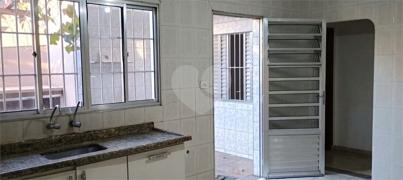 Casa à venda na Vila Galvão, com 210 m²
