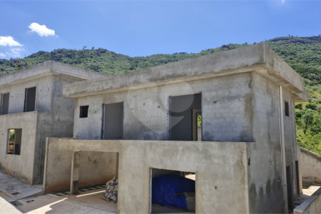 Casa à venda com 4 quartos, sendo 2 suítes, no condomínio Jaboticabeiras, Atibaia - SP