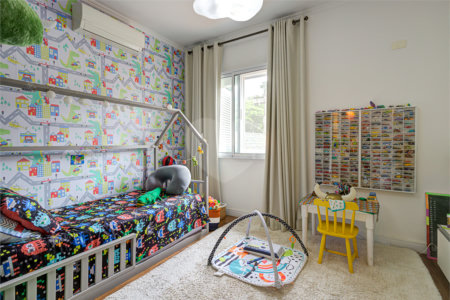 Casa à venda com 4 quartos, sendo 2 suítes, no condomínio Vila dos Ipês, São Paulo - SP
