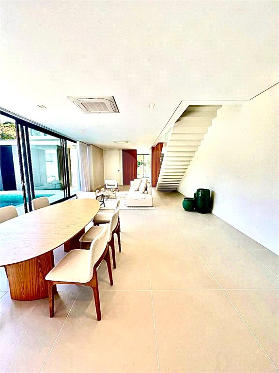 Casa à venda com 4 quartos, sendo 3 suítes, no condomínio Residencial Tivoli Park, Sorocaba - SP