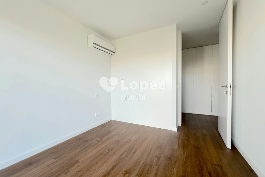 Apartamento T2 à venda em Águas Santas, Maia, Portugal – Varanda e garagem