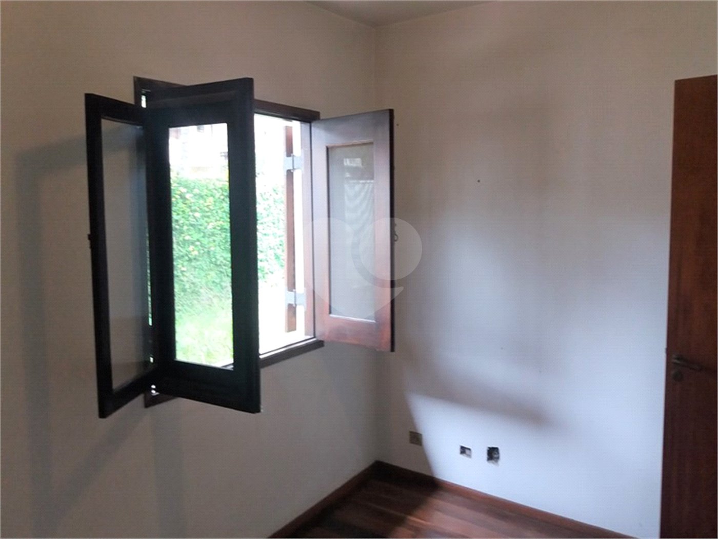 Sobrado à venda com 4 quartos, sendo 3 suítes, em Interlagos, São Paulo, SP
