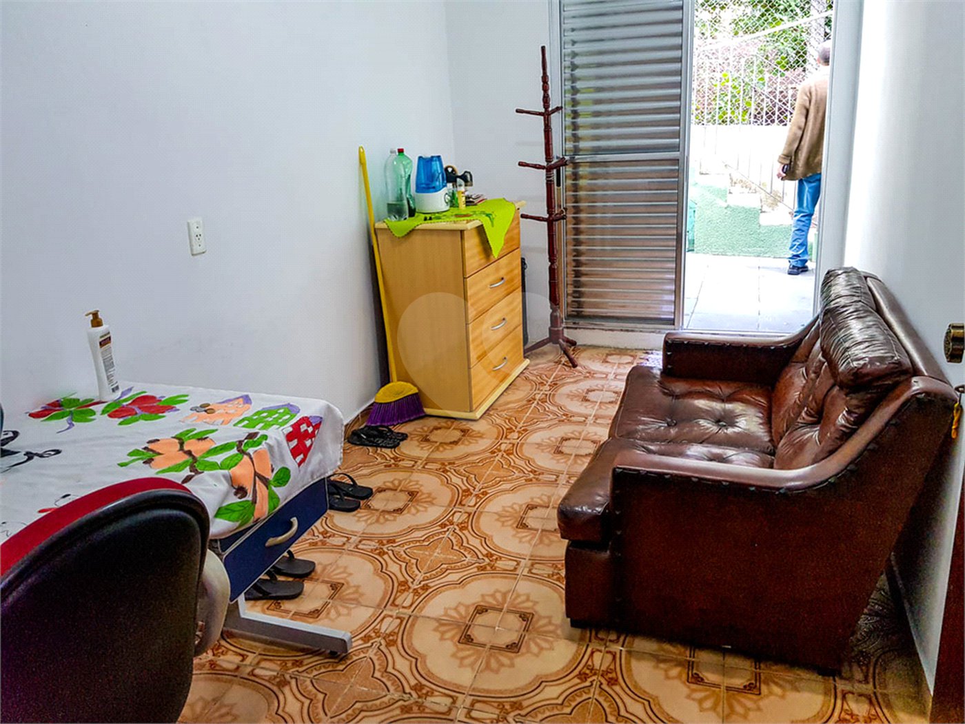 Sobrado para moradia de família grande ou para investidor.