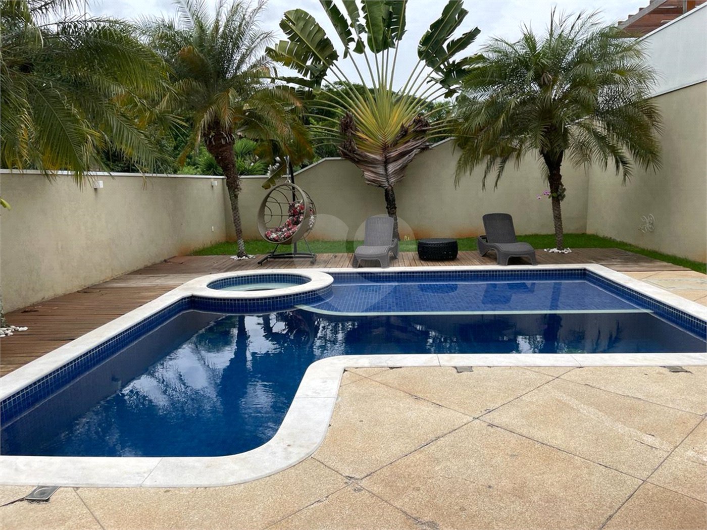 Casa à venda com 4 suítes no condomínio Basel, Campinas - SP