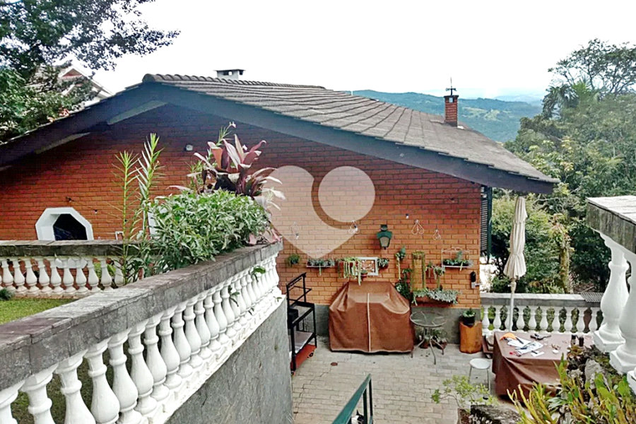 Casa à venda com 5 quartos, sendo 4 suítes, em Roseira, Mairiporã, SP
