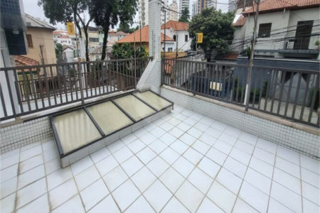 Sobrado à Venda na Aclimação - 150 m² - 2 Salas, 3 Dorms, 2 Vagas.