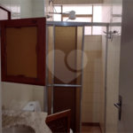 Apto com 2 dormitórios, dois banheiros , e uma garagem.