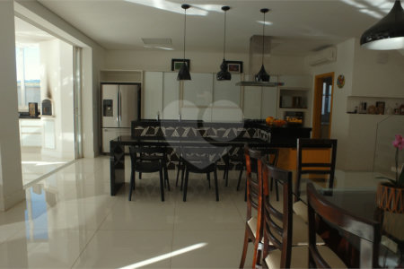 Casa à venda com 4 suítes no condomínio Figueira Gardn, Atibaia - SP