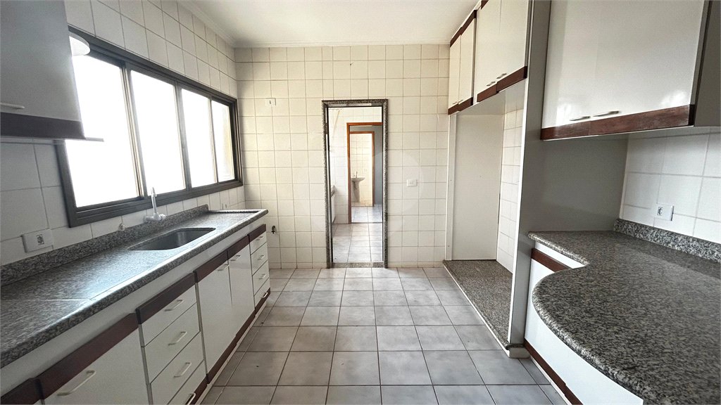 Apartamento à venda com 3 quartos, sendo 1 suíte, no Centro, Três Lagoas, MS