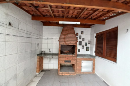 Sobrado à venda com 4 quartos, sendo 3 suítes, em Cidade São Francisco, São Paulo, SP