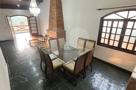 Sobrado à venda ou para alugar com 3 quartos, sendo 2 suítes,  em Arujázinho Iv, Arujá, SP