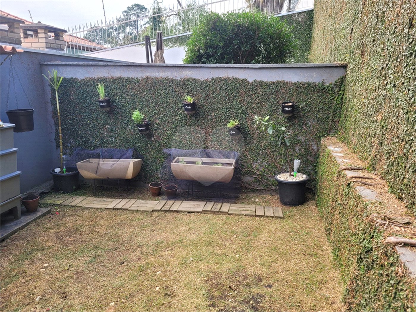 Sobrado à venda com 3 suítes em Horto, São Paulo, SP