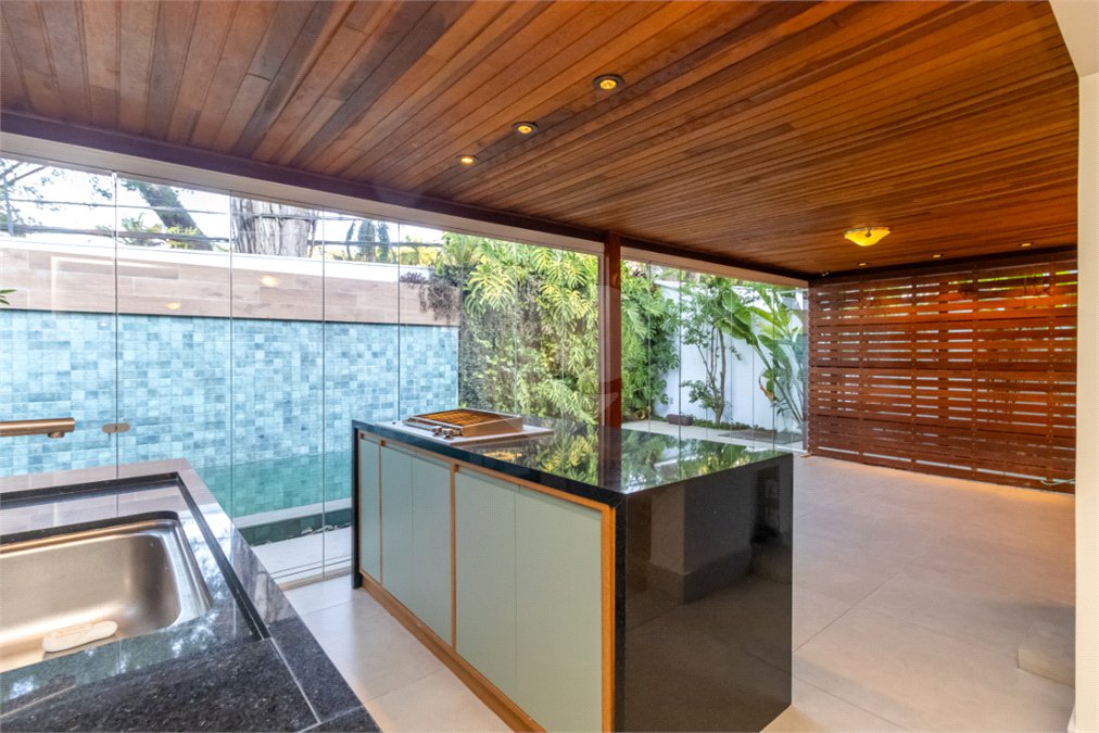 Casa à venda com 4 quartos, sendo 3 suítes, no condomínio Village Place, São Paulo - SP