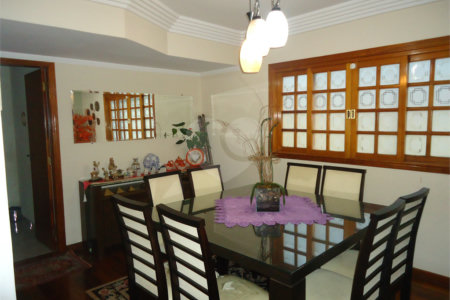 Sobrado com 4 quartos sendo 2 suítes.