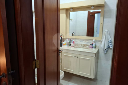 Sobrado à venda com 4 quartos, sendo 2 suítes,  em Jardim Leonor, São Paulo, SP