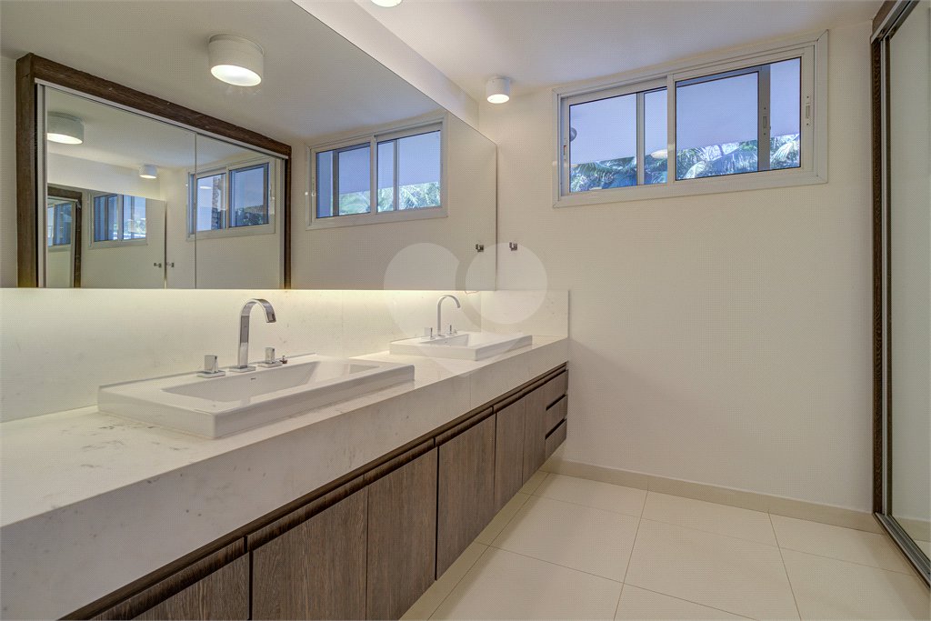Casa para alugar com 5 quartos, sendo 3 suítes, no condomínio Chácara Flora, São Paulo - SP