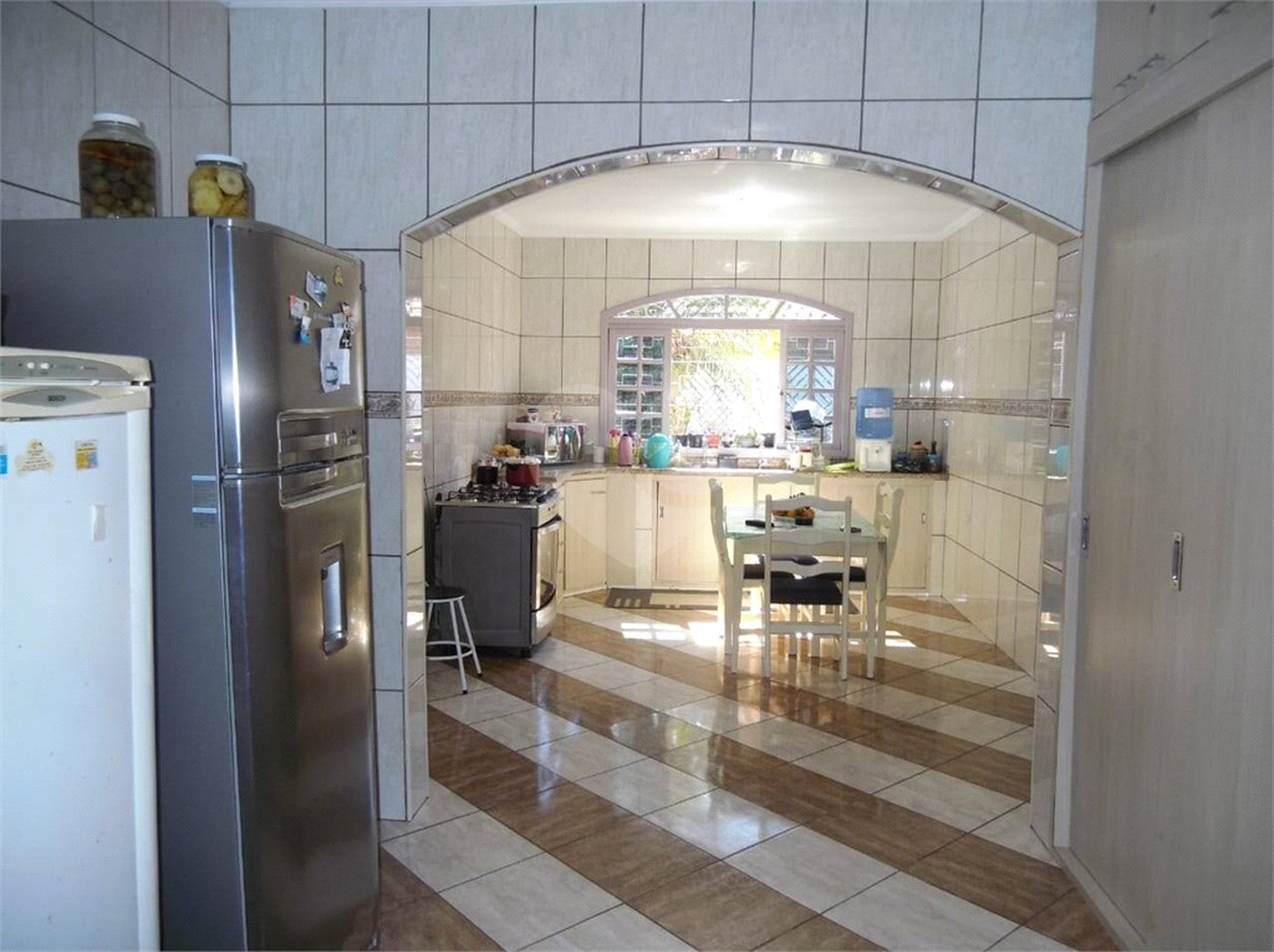 Sobrado à venda com 3 quartos, sendo 2 suítes, em Vila Júlia, Poá, SP