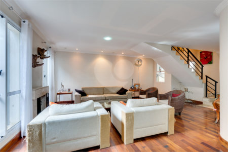 Casa à venda com 3 suítes no condomínio Vila Versalhes, São Paulo - SP