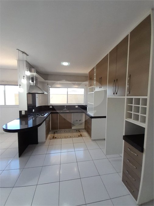Casa à venda com 4 quartos, sendo 3 suítes, no condomínio Residencial Terras de Vinhedo, Vinhedo - SP