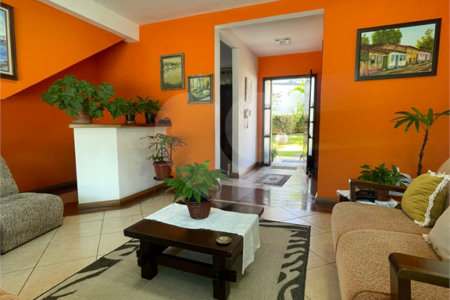 Casa à venda com 3 quartos, sendo 2 suítes,  em Vila Oliveira, Mogi das Cruzes, SP