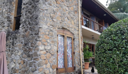 Casa à venda com 4 quartos, sendo 1 suíte,  no condomínio Clube da Montanha, Atibaia - SP